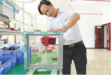 客車自動破窗裝置,遙控自動破玻器,破窗器,南冠破玻器 客車自動破窗裝置,遙控自動破玻器,破窗器,南冠破玻器