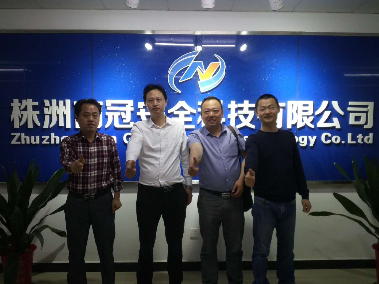 客車(chē)自動(dòng)破窗裝置,遙控自動(dòng)破玻器,破窗器,南冠破玻器 客車(chē)自動(dòng)破窗裝置,遙控自動(dòng)破玻器,破窗器,南冠破玻器