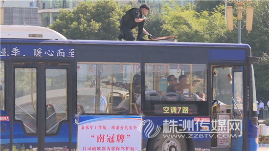 客車自動破窗裝置,遙控自動破玻器,破窗器,南冠破玻器 客車自動破窗裝置,遙控自動破玻器,破窗器,南冠破玻器